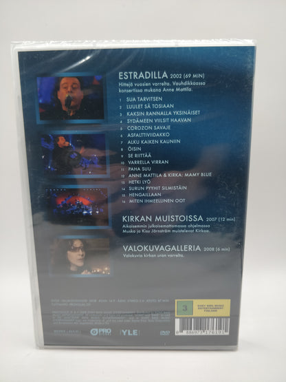 Kirka estradilla (Alkuperäisissä muoveissa)