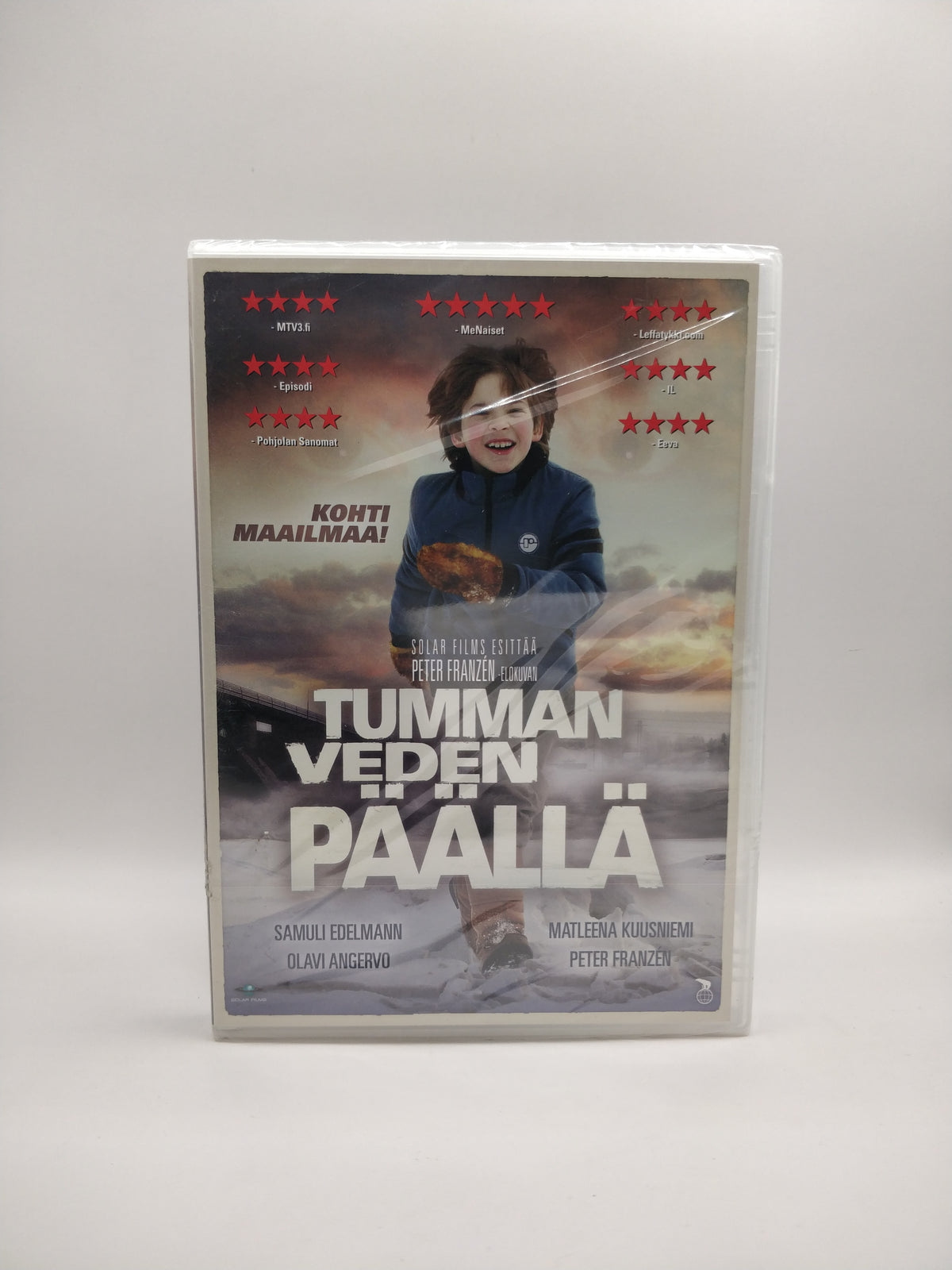 Tumman veden päällä (Alkuperäisissä muoveissa)