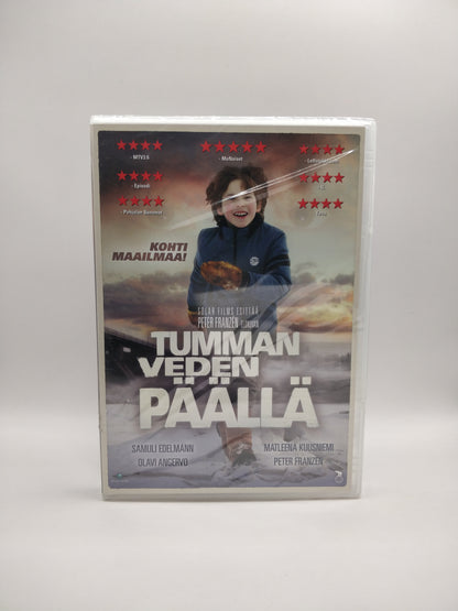 Tumman veden päällä (Alkuperäisissä muoveissa)